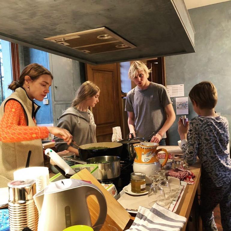 Наталья Водянова с детьми на кухне