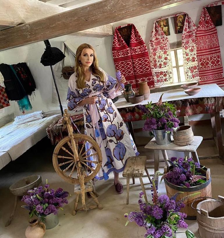 Ольга Сумская в вышиванке стоит в хате