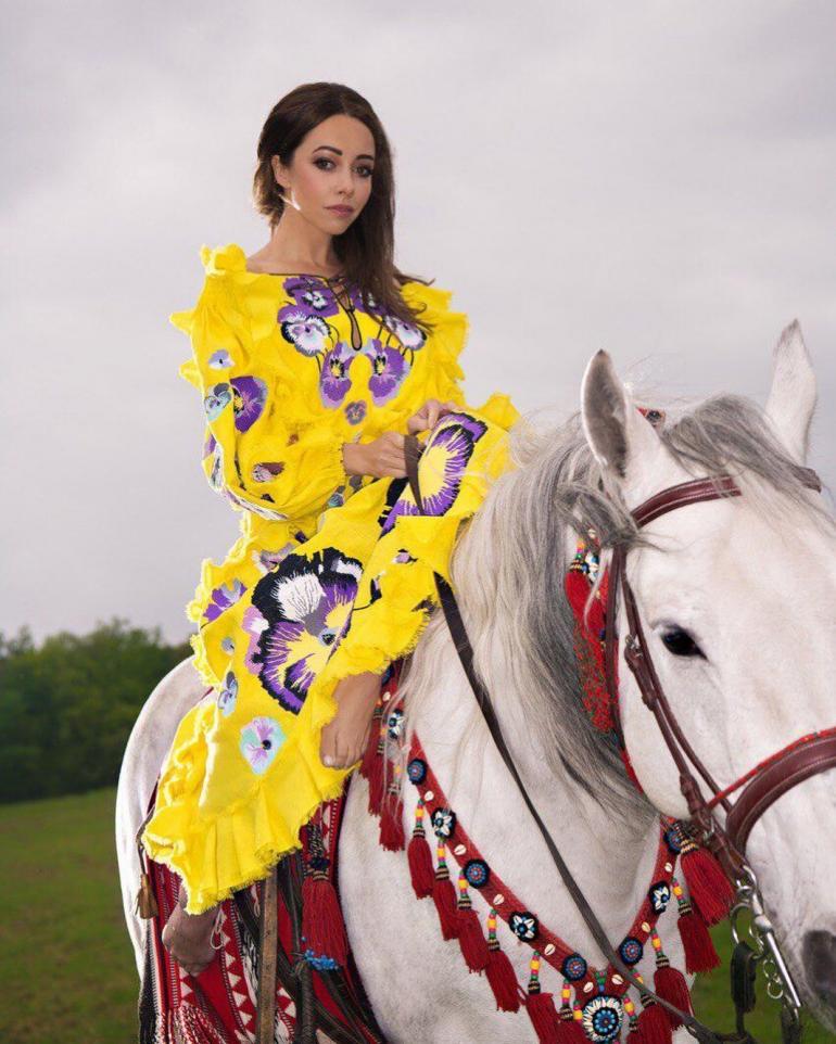 Екатерина Кухар в вышиванке и на коне