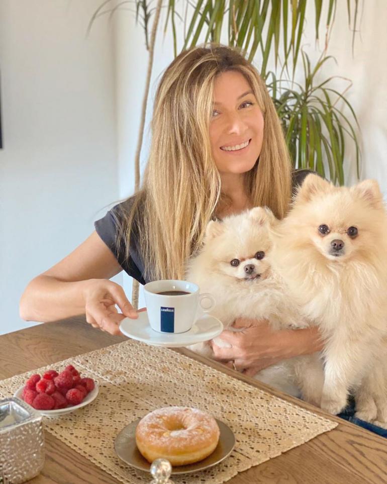 Жанна Бадоева сидит за столом с собаками