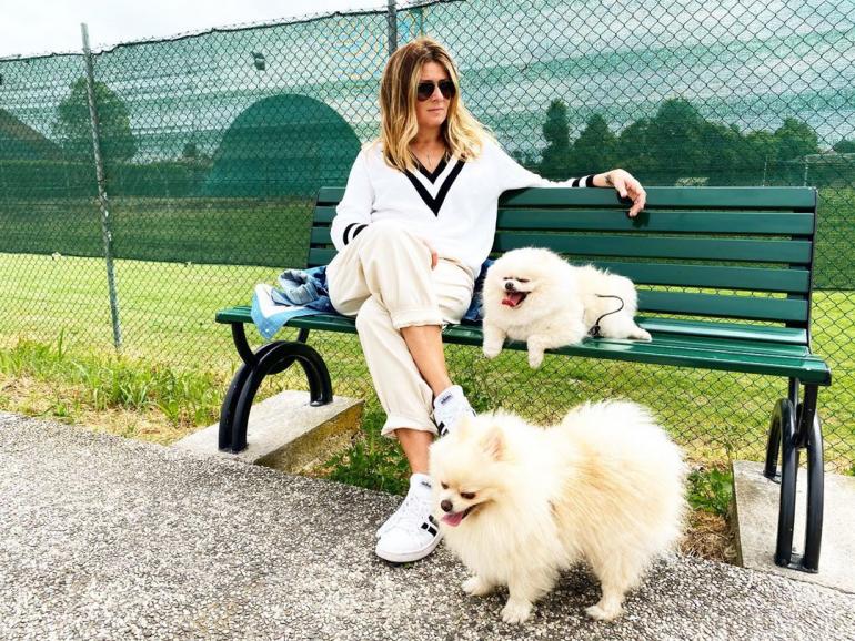 Жанна Бадоева сидит ан лавочке с собаками