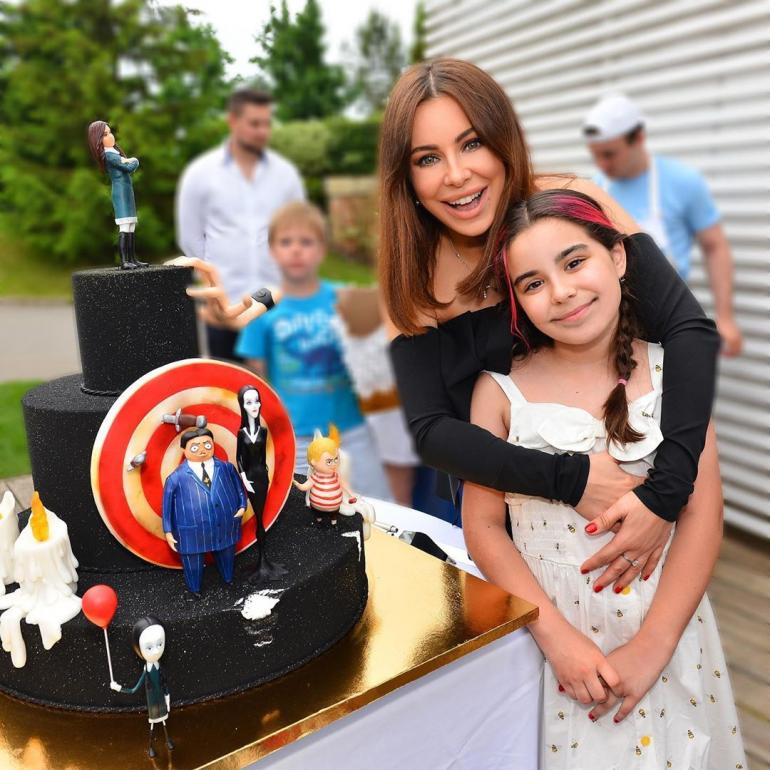 Ани Лорак с дочкой Софией и торт