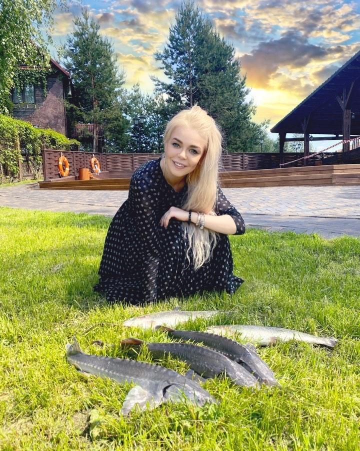 Алина Гросу на лужайке с рыбой