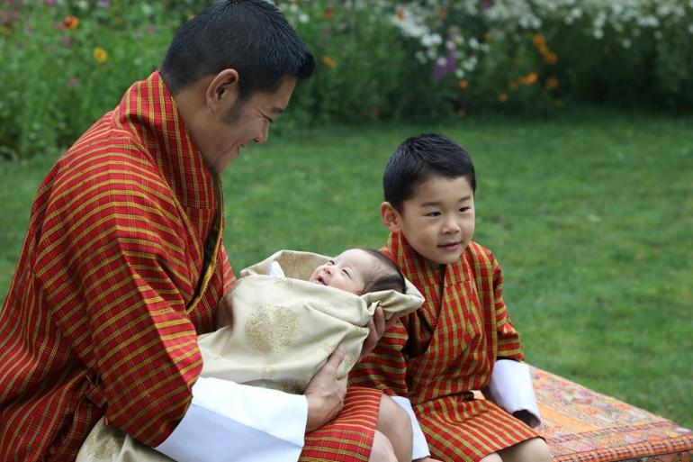 Король Бутана с сыновьями в саду