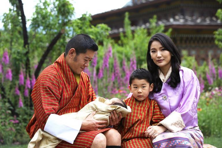 Король и королева Бутана в саду