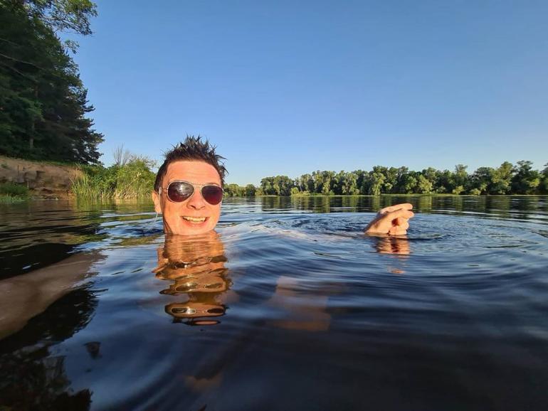 Дмитрий Комаров плавает в озере
