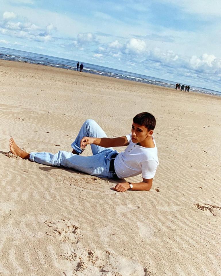 Максим Галкин  лежит на пляже