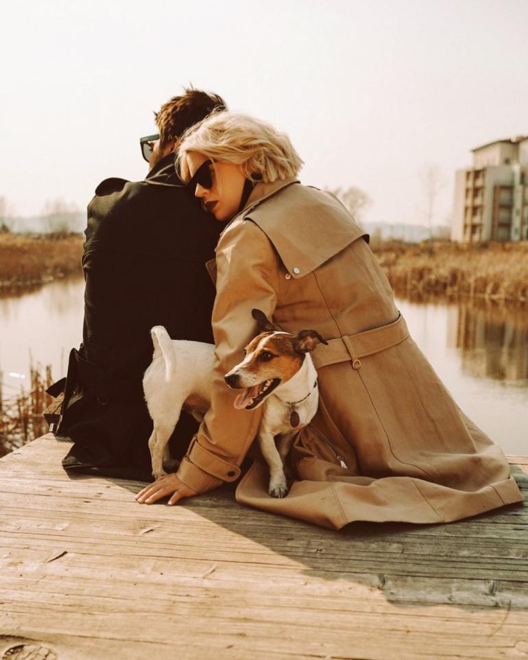 Ната Жижченко и Евгений Филатов сидят у озера