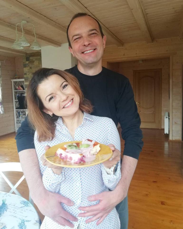 Маричка Падалко с мужем Егором Гордеевым дома 