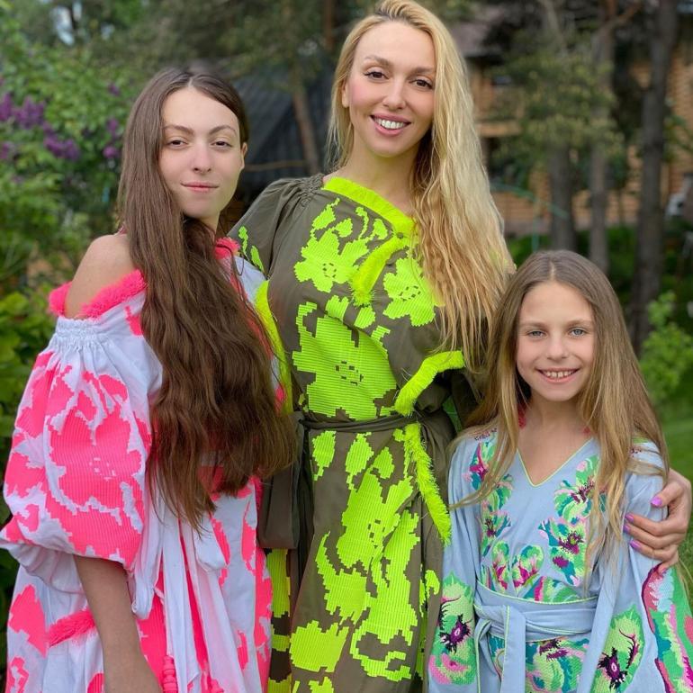 Оля Полякова с дочками