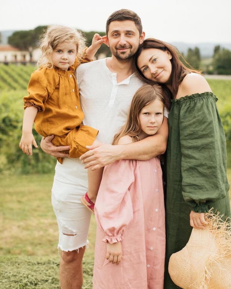 Андрей Шабанов рядом с детьми и женой Лерой Бородиной