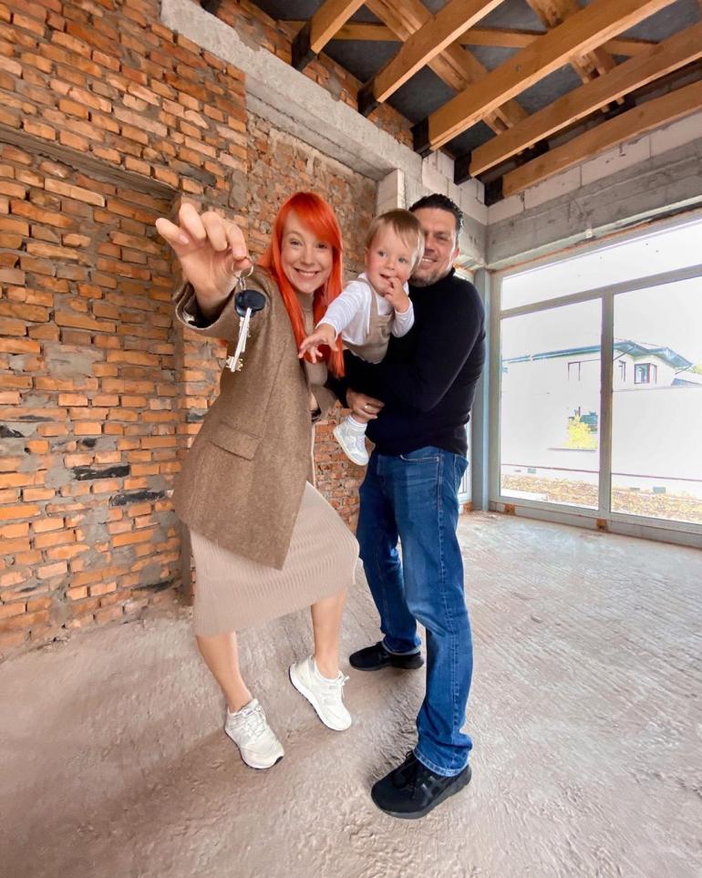 Тарабарова с мужем и сыном в новом доме