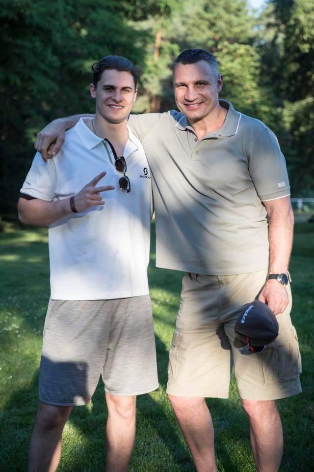 Виталий Кличко и Егор Кличко стоят на лужайке