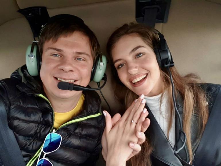 Дмитрий Комаров и Александра Кучеренко в кабине вертолета