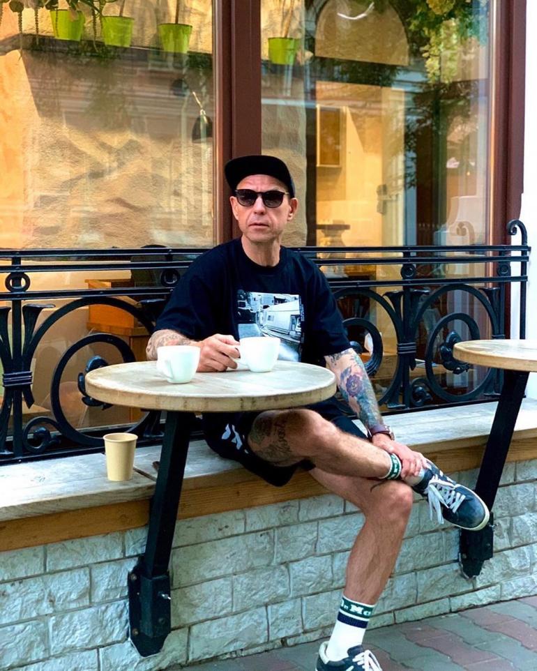 Сергей Михалок в Одессе пьет кофе