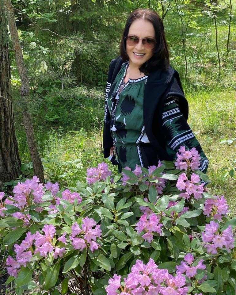 София Ротару в саду