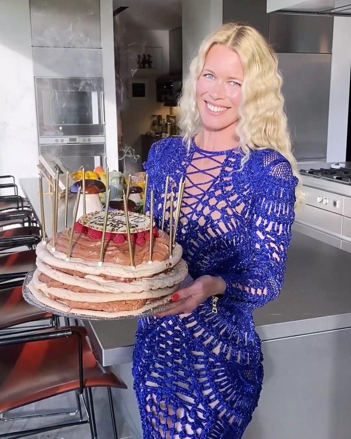 Клаудиа Шиффер с тортом