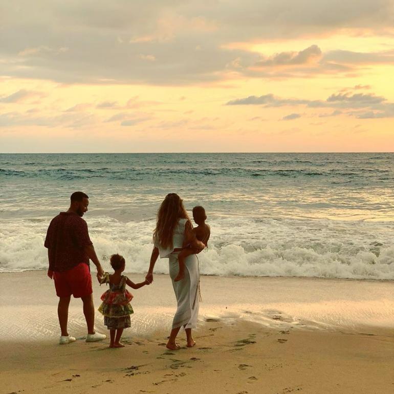 Джон Ледженд и Крисси Тейген с детьми возле океана