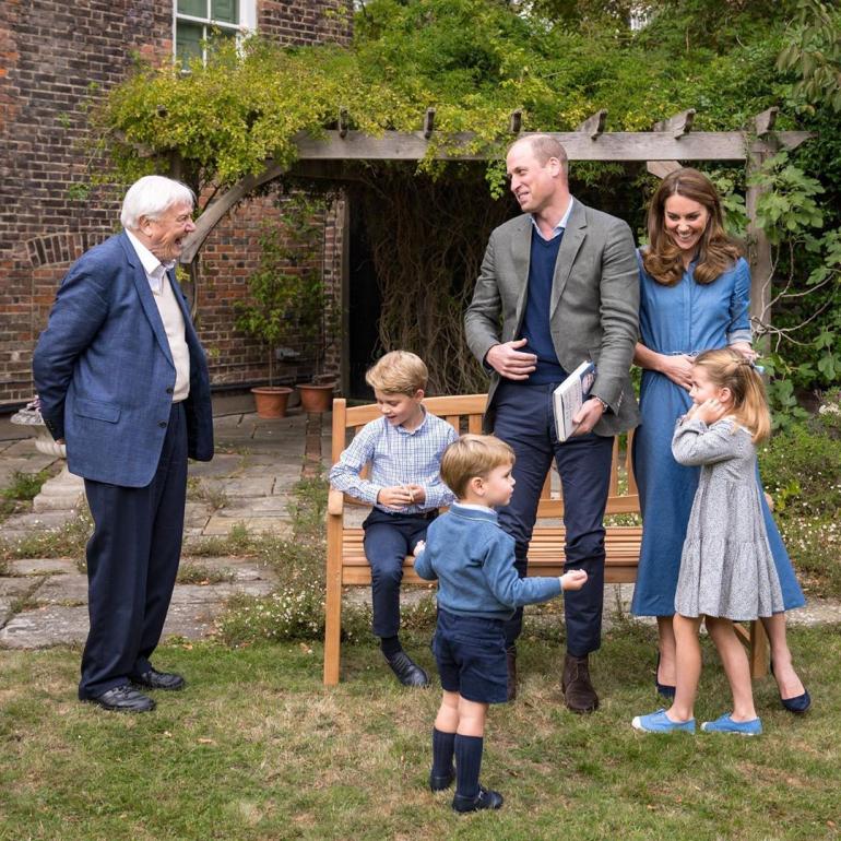 Кейт Миддлтон и принц Уильям с детьми и Дэвидом Аттенборо