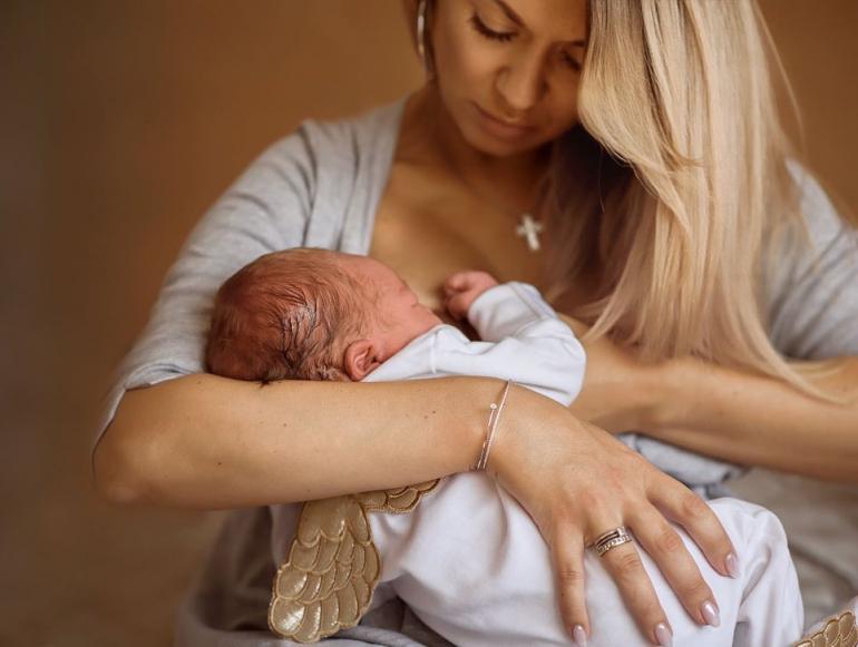 Анна Саливанчук с новорожденным сыном на руках