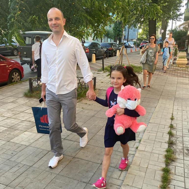 Егор Соболев с дочкой Катей идет по улице