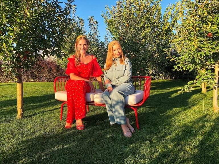 Екатерина Осадчая и Тина Кароль сидят в саду