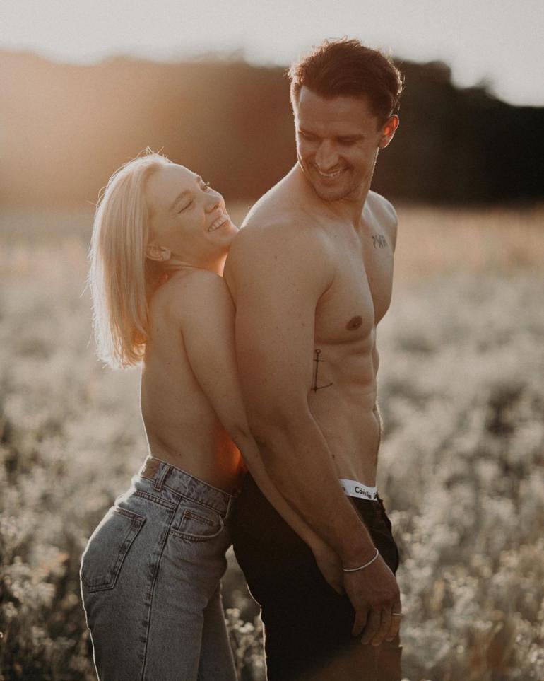 Тарас Цымбалюк с любимой девушкой в поле