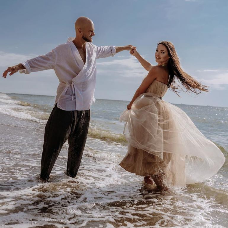 Влад Яма с женой танцуют у моря