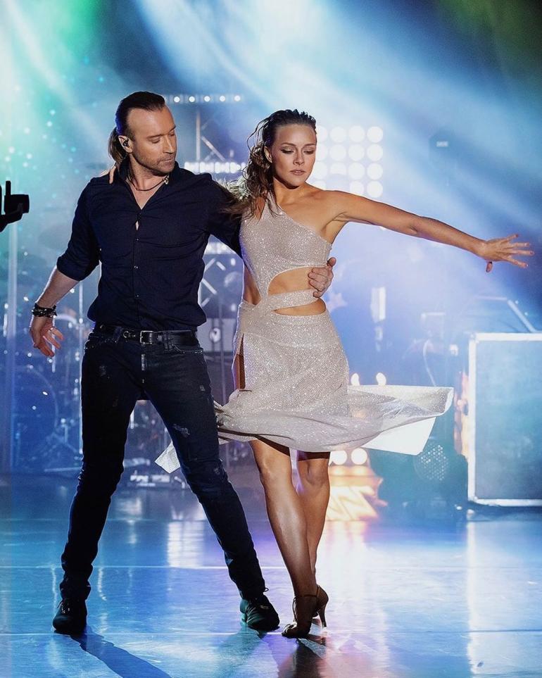Олег Винник и Алена Шоптенко танцуют на сцене