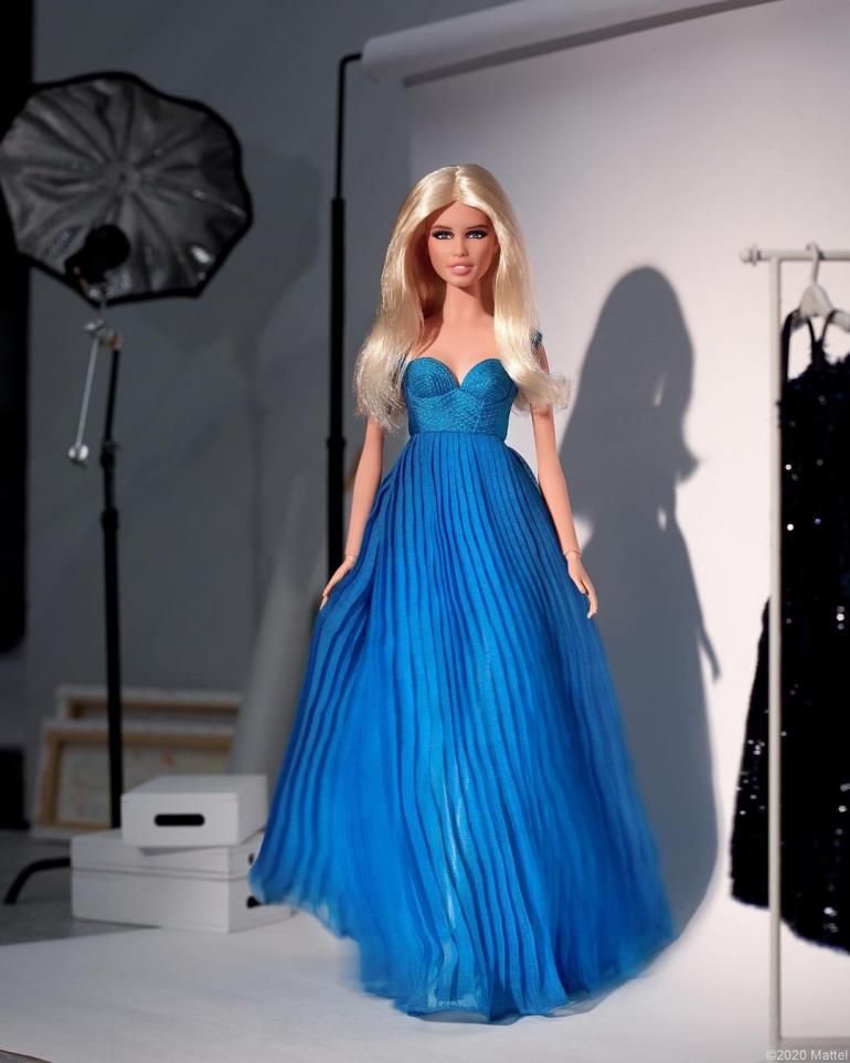 Барби Клаудиа Шиффер в голубом платье