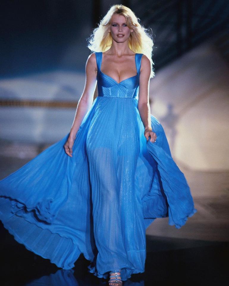 Клаудиа Шиффер в голубом платье