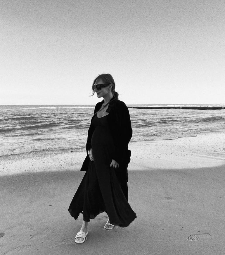 Беременная Лиза Бардаш идет по пляжу