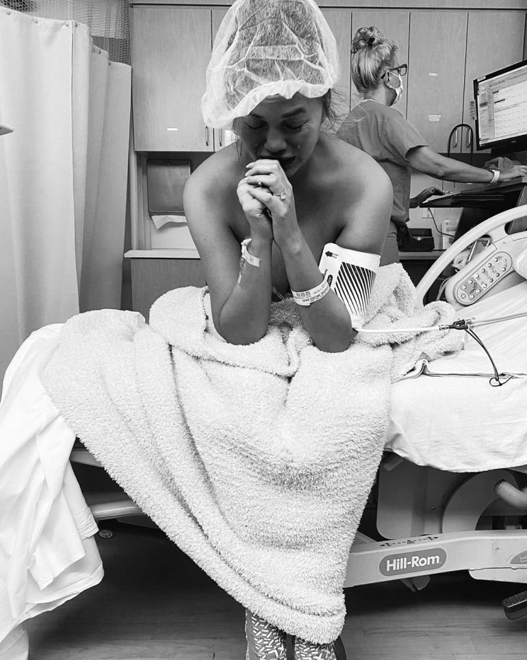 Крисси Тейген в больнице