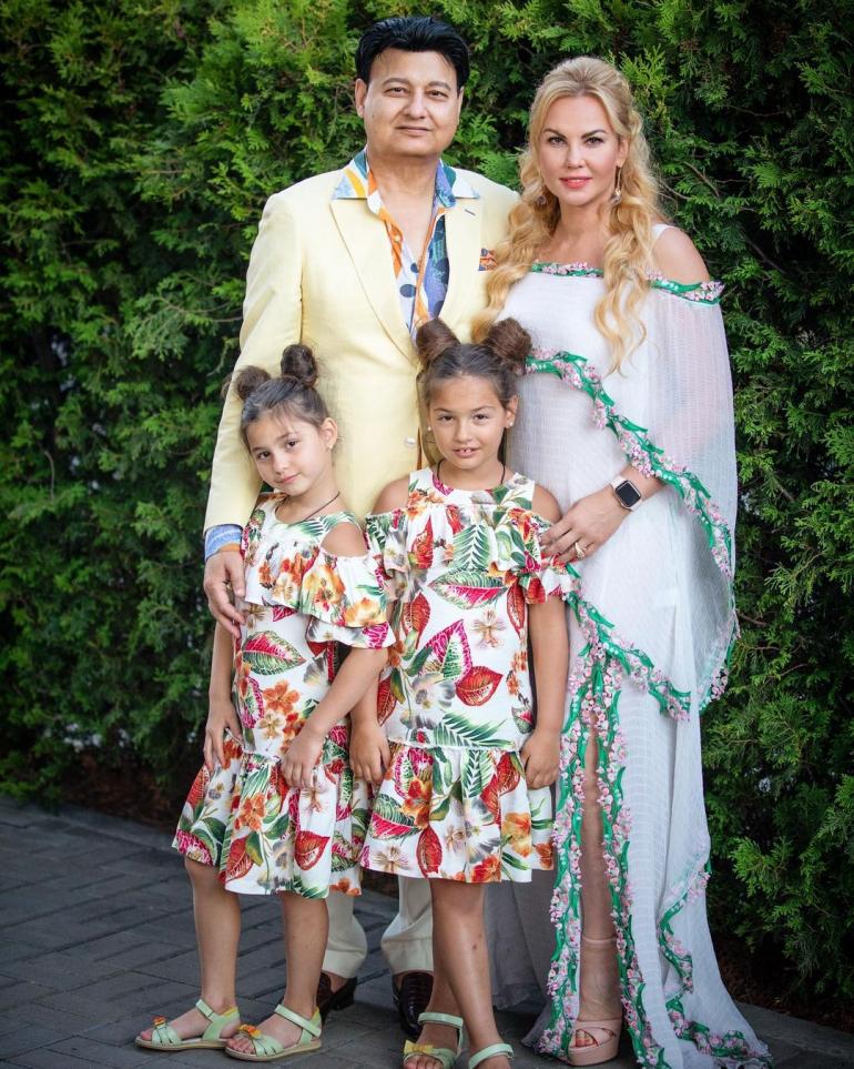 Камалия с мужем и дочками