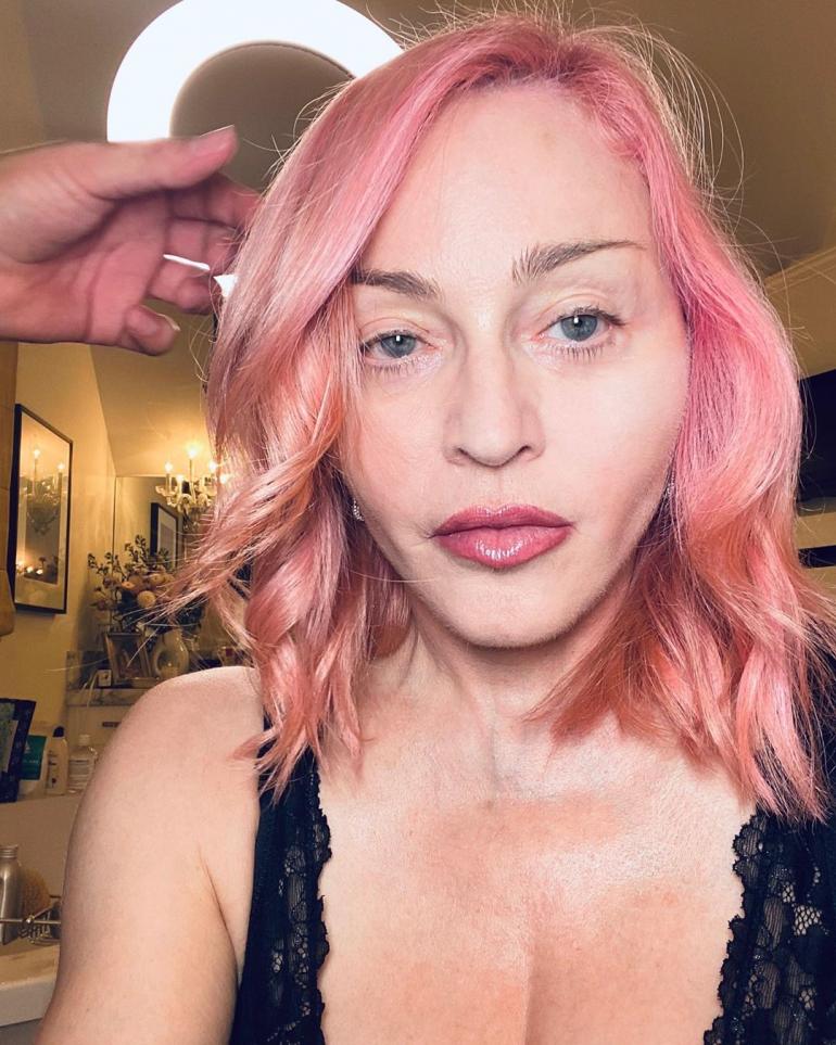 Мадонна с розовым цветом волос