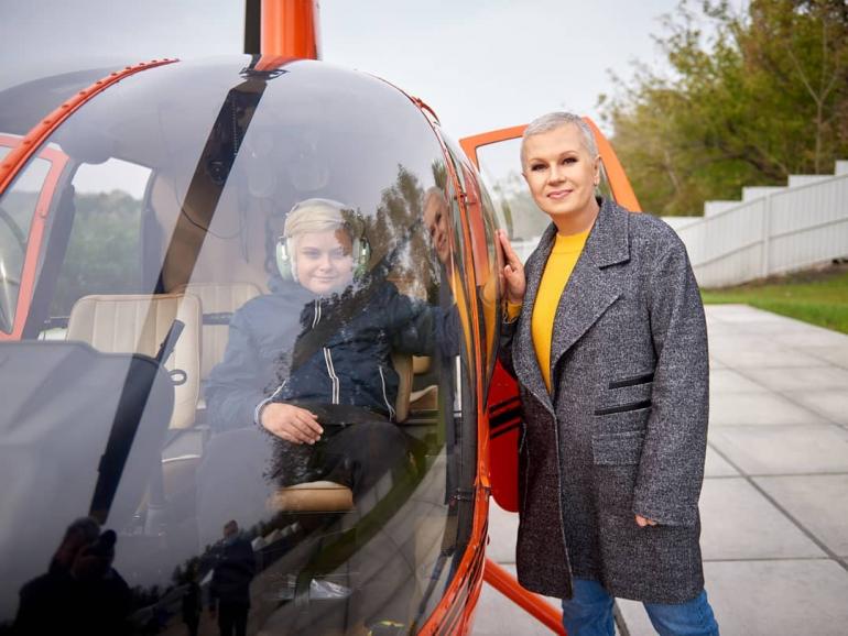 Алла Мазур с сыном Артемом возле вертолета