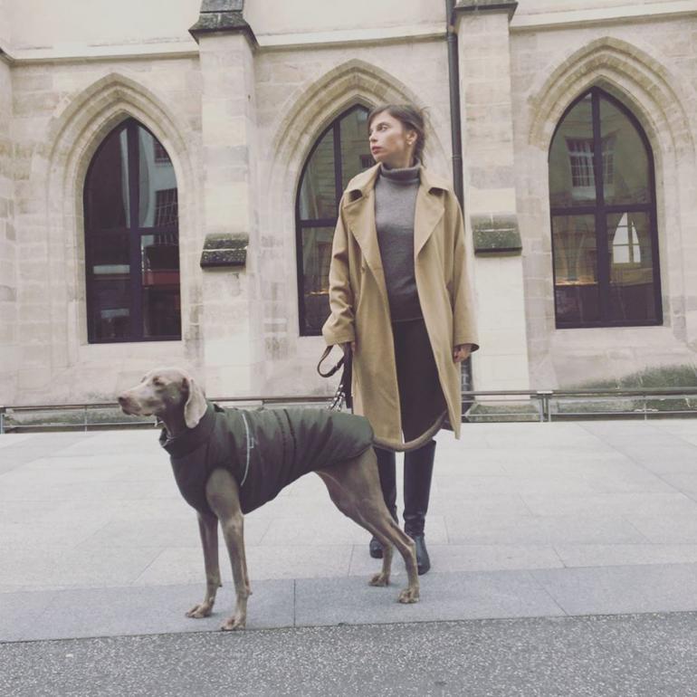 Ірена Карпа із собакою на вулиці у Парижі