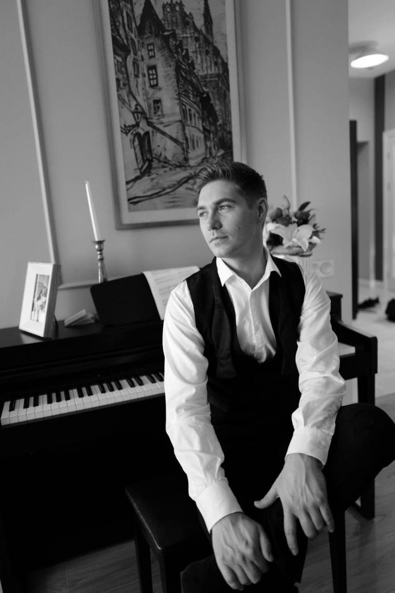 Владимир Остапчук возле пианино
