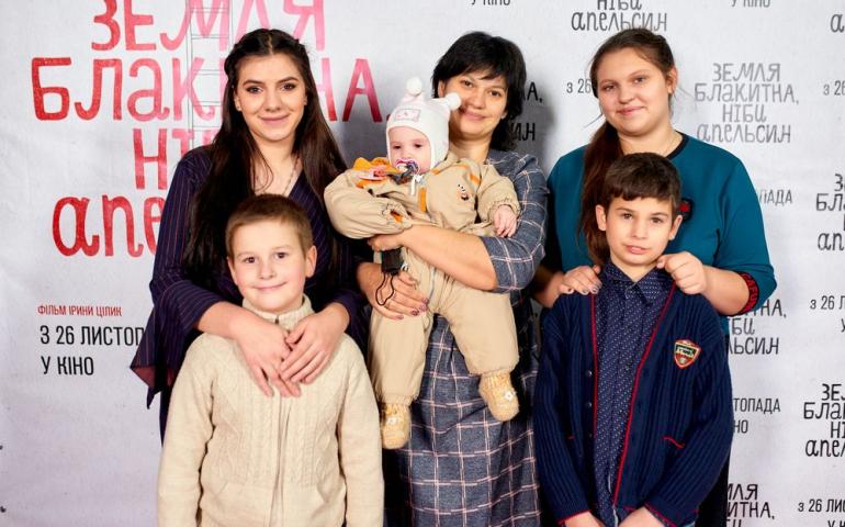 Главные герои фильма Анна Гладкая и ее дети – Мирослава, Анастасия, Владислав и Станислав