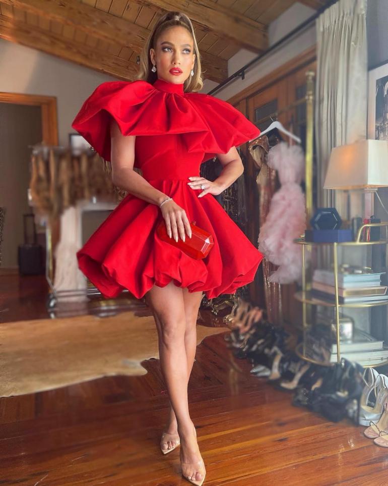 Дженнифер Лопес в красном платье с оборками от Christian Siriano