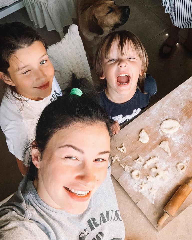 Анастасия Приходько с детьми на кухне