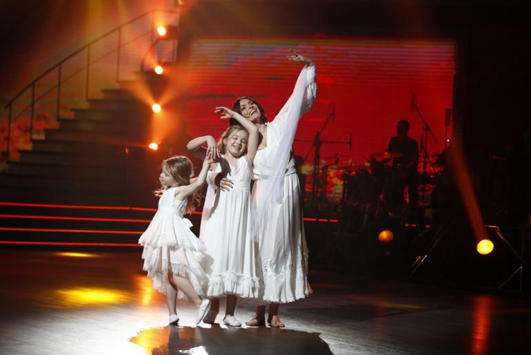 Надежда Мейхер с дочками Анной и Марией танцует