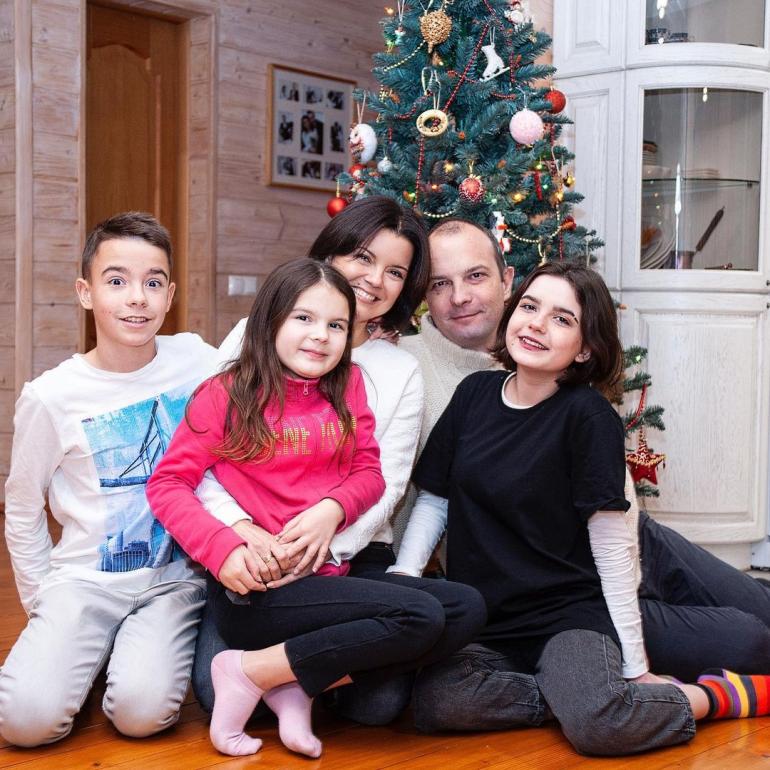 Маричка Падалко с семьей у елки