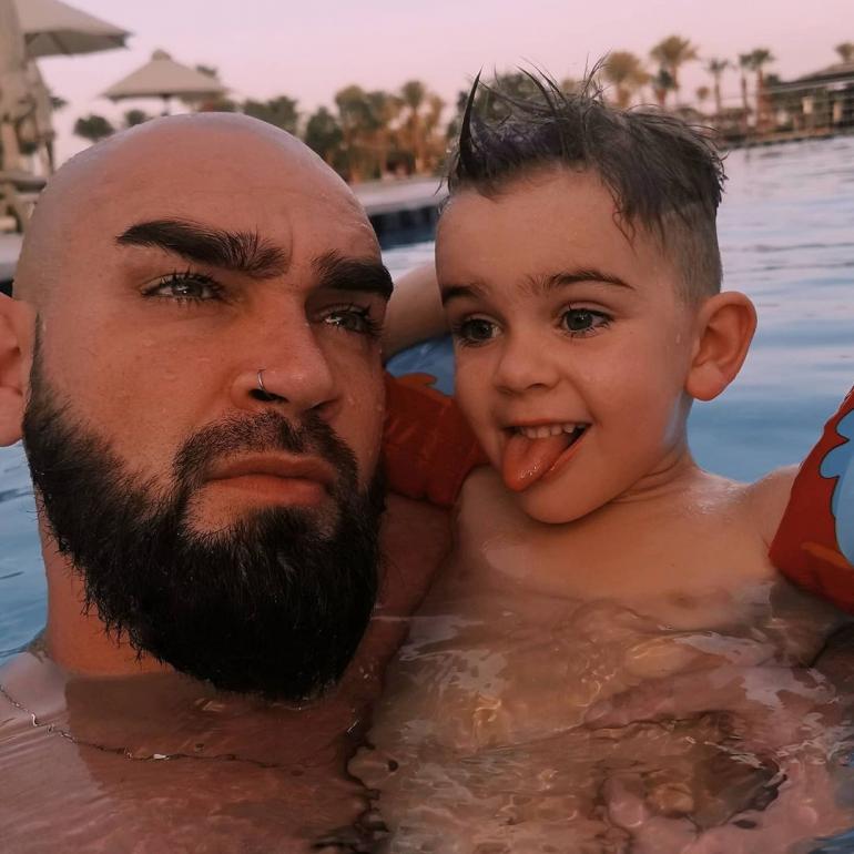 Вал Бебко с сыном Даней в бассейне