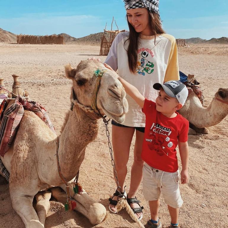 Юлия Санина с сыном в Египте
