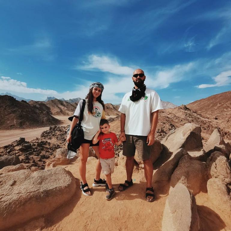 Юлия Санина с семьей в пустыне в Египте