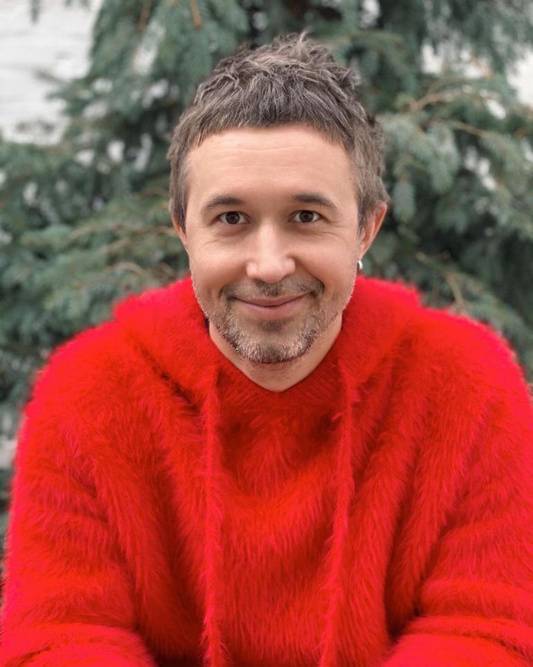 Сергей Бабкин в красном свитере