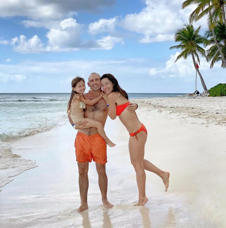 Андрей Бедняков и Настя Короткая с дочкой  на пляже