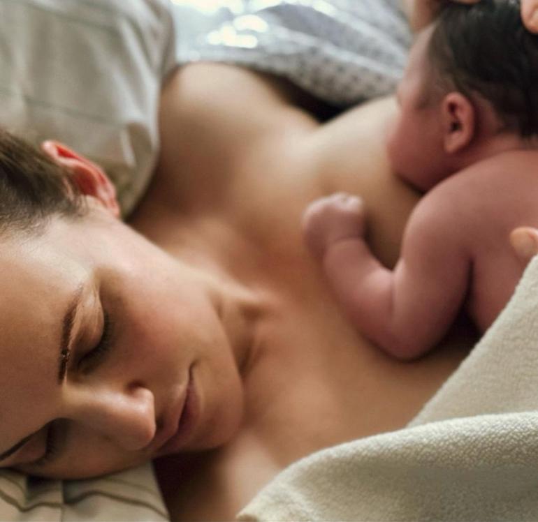 Мерьем Узерли с новорожденной дочкой