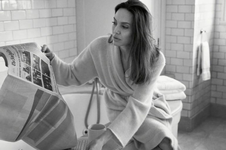 Анджелина Джоли читает газету